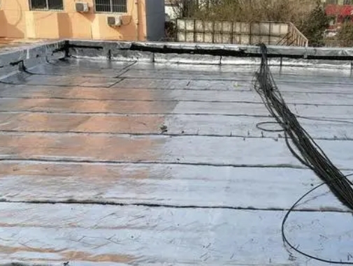 翁牛特卫生间漏水维修公司分享下翁牛特屋面楼顶防水刚性防水层施工要点。